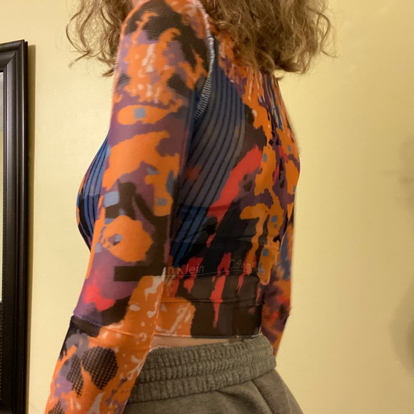 Patterned Mesh Crop Top - Picture 4 of 5